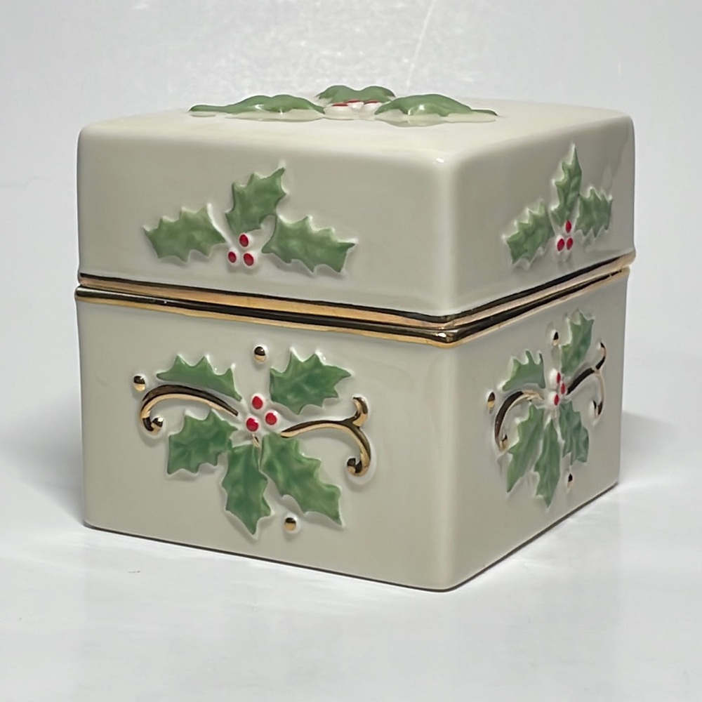 Lenox Holly and Berry Covered Box 3 inches. Lenox Holly Box. Christmas